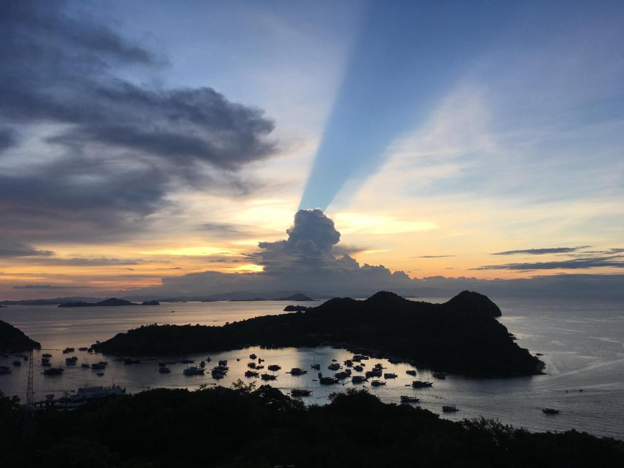 Bajo Sunset Hostel Labuan Bajo Exterior foto