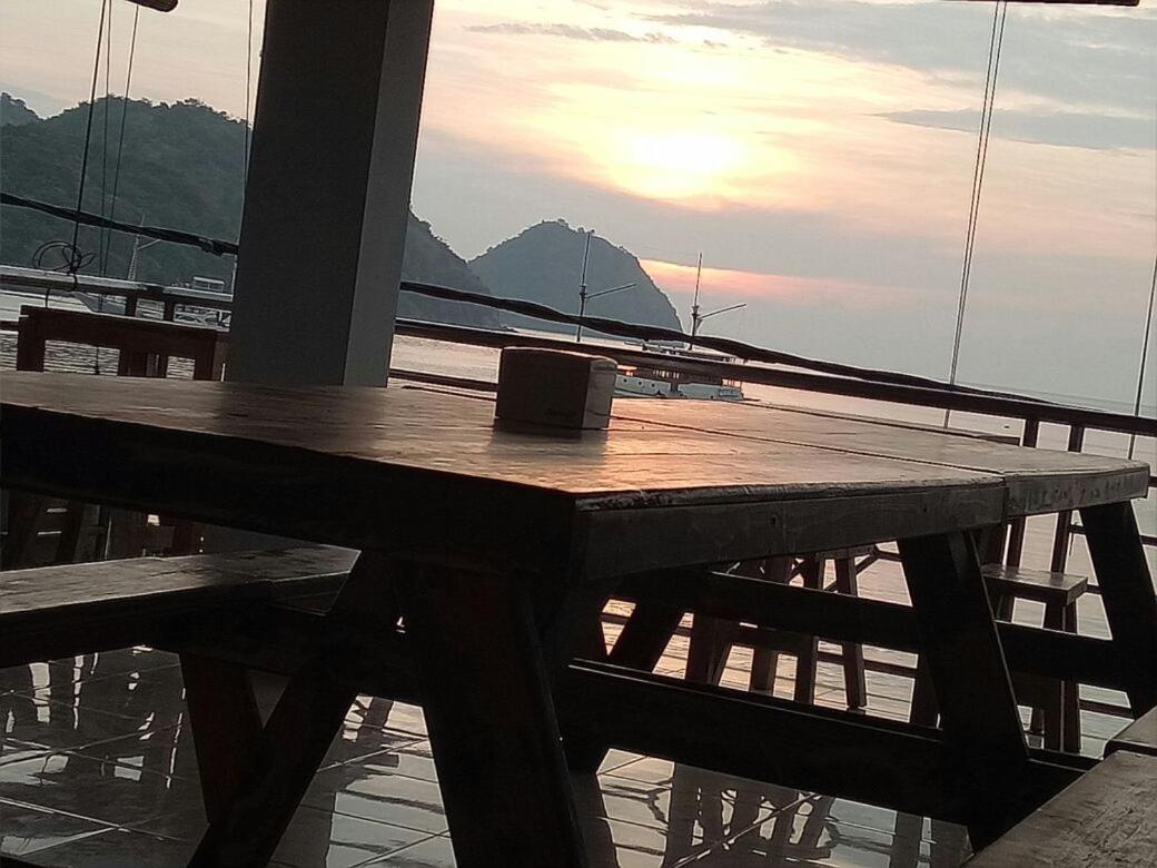 Bajo Sunset Hostel Labuan Bajo Exterior foto
